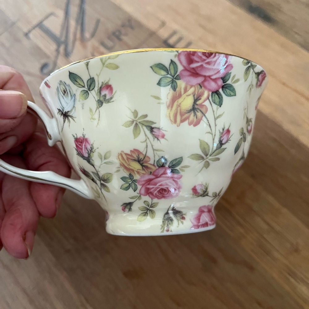 Vintage Rose Pattern Mug with Gold Accent